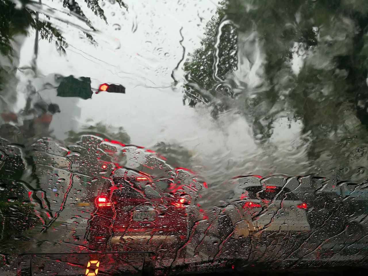 大雨の浸水時に車の運転は 閉じ込められた時の窓ガラスを割る方法 気になるメモ帳